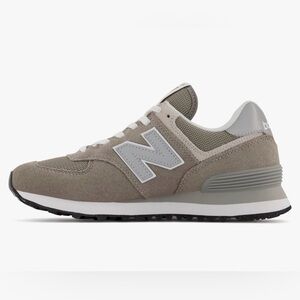 NEW IN BOX: New Balance Women's 574 V2 Essential Sneaker size 7.5